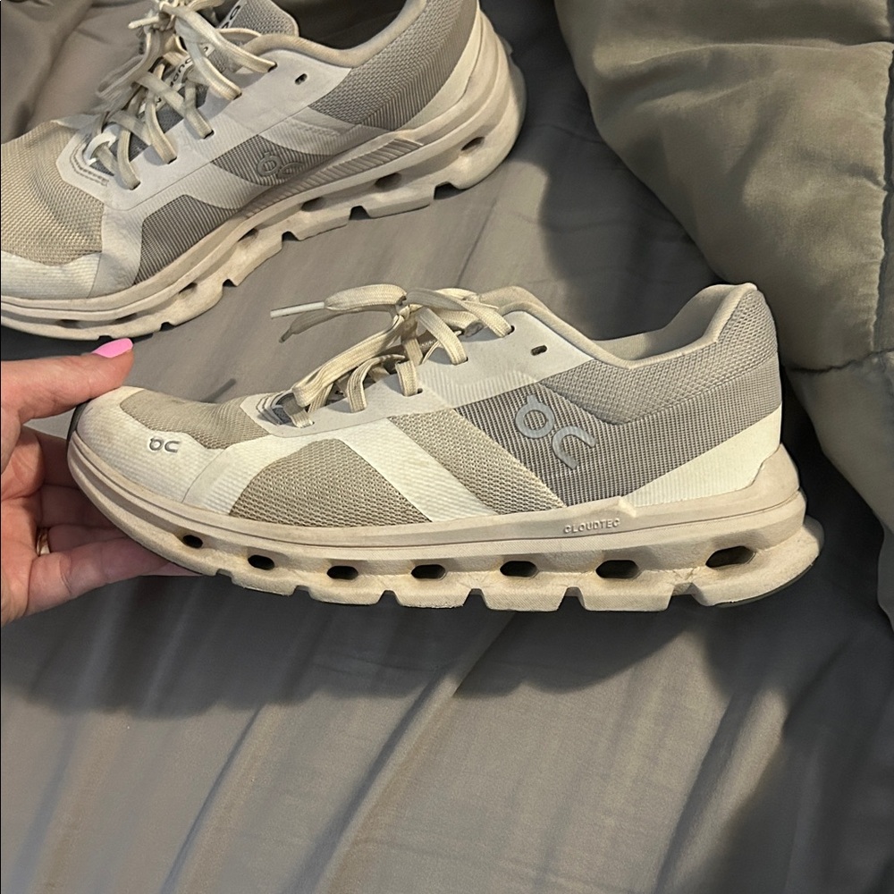 On Cloud Running White and Gray Athletic Shoes. 6.5 women’s